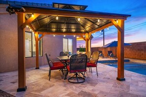 Outdoor dining - Indigo Oasis: NEW Modern 4BD, Private Pool, Garage (Lake Havasu City)