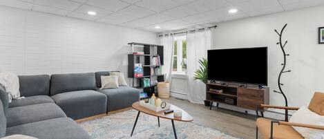 Smart-TV, Videospiele, Tischfußball, Bücher