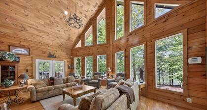 Waterfront Log Cabin with Boathouse, sandy beach and firepit on Lake Anna