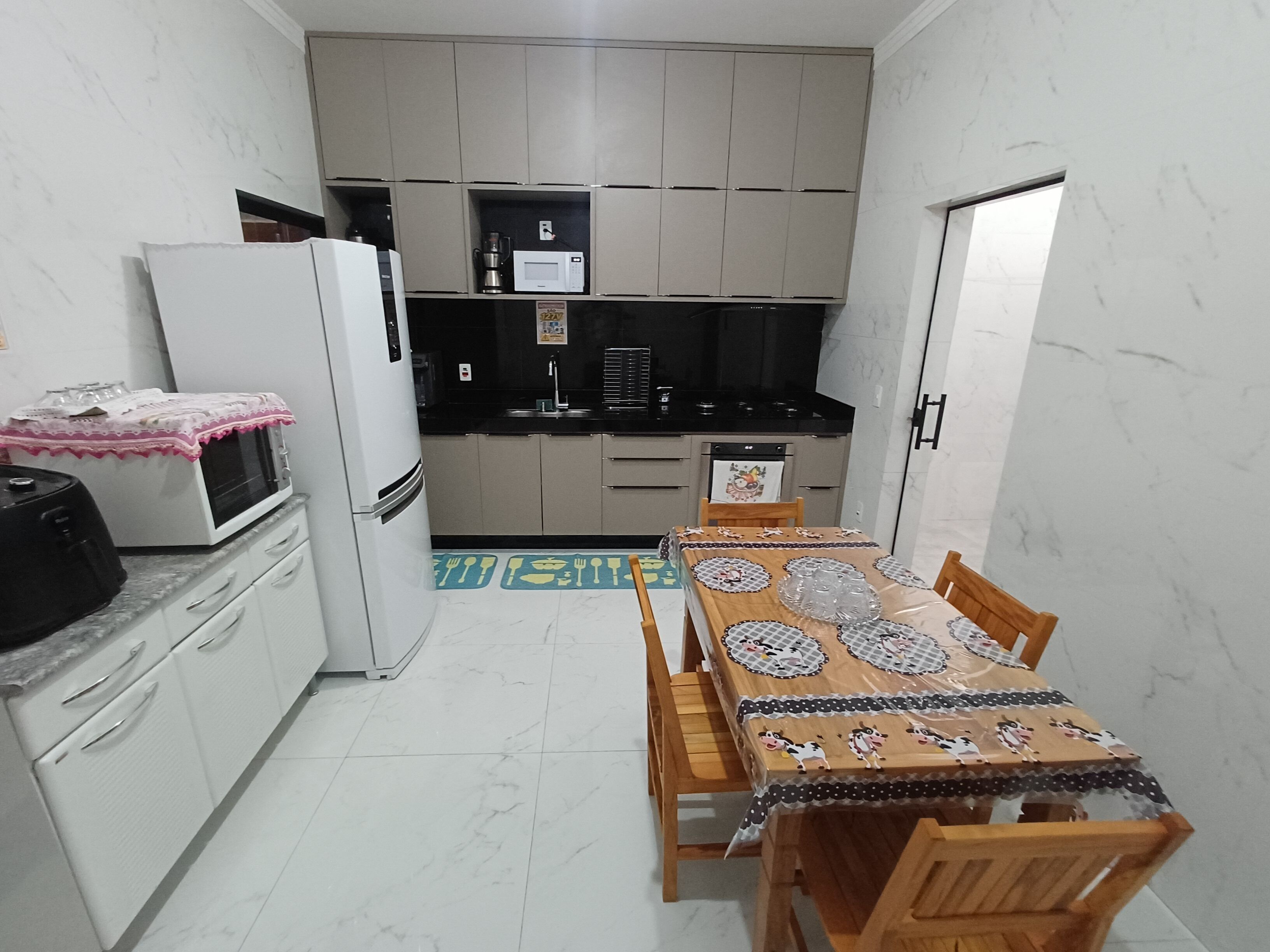 Frigorifero, microonde, forno, piano cottura