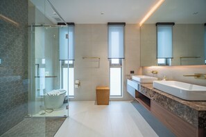 免费洗浴用品、吹风机、毛巾、卫生纸