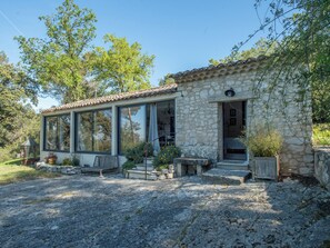 A stone house with a large glass window, a stone staircase, and a garden. - Villa Toscane – Countryside Estate with Pool (Pernes-les-Fontaines)