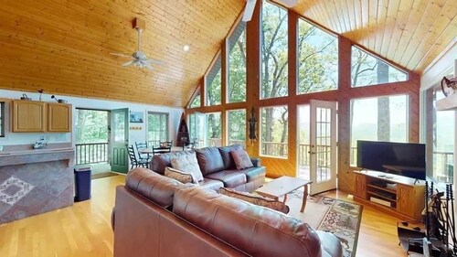 Stunning mountain views, family-friendly cabin, hot tub, kayaks, on two acres