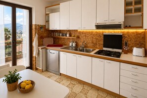 Apartment | Private kitchen - Spacious Apartment in Luino for 5 (Luino)