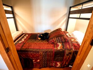 3 bedrooms, iron/ironing board, free WiFi, bed sheets - Cabin on the White River w/ Wood Burning Fireplace (Calico Rock)