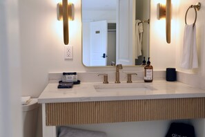 Shower, hair dryer, towels - "The Anderson" By OVR (Oxford)