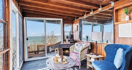 Cozy Lakefront Cabin Hot Tub + Stunning Views