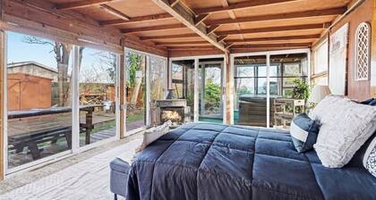 Cozy Lakefront Cabin Hot Tub + Stunning Views