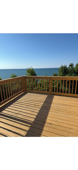 Property grounds -     Cozy Lakefront Cabin Hot Tub + Stunning Views (Conneaut)