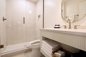 Shower, hair dryer, towels - "The Merigold" - by OVR (Oxford)