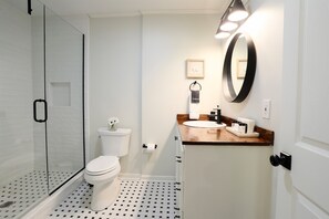 Shower, hair dryer, towels - "The Ravine Cabin" by OVR (Oxford)