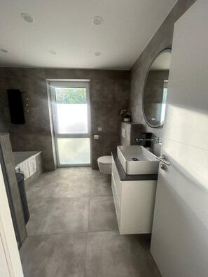 Bathroom - Vrbo Property (Melsungen)
