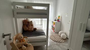2 Schlafzimmer, Zimmersafe, Schreibtisch, Bügeleisen/Bügelbrett