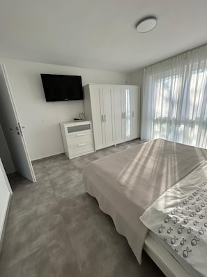 2 bedrooms, in-room safe, desk, iron/ironing board