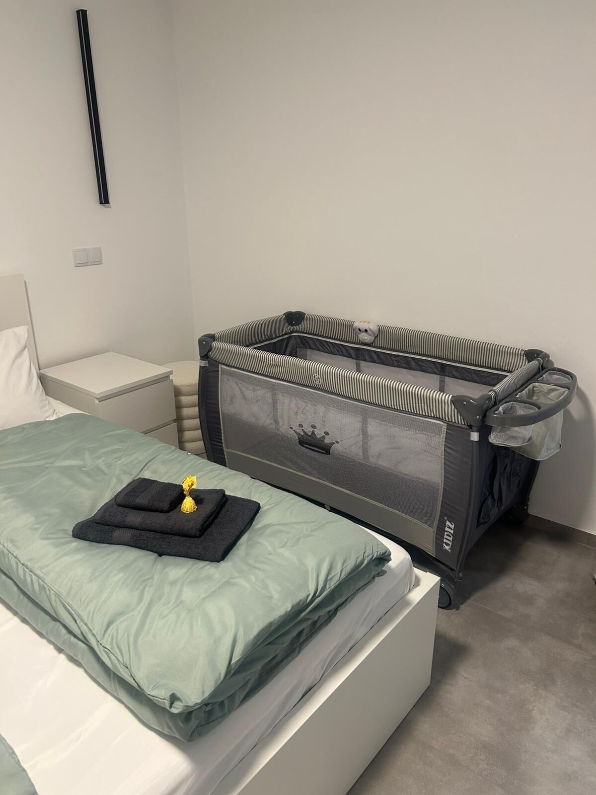 2 Schlafzimmer, Zimmersafe, Schreibtisch, Bügeleisen/Bügelbrett
