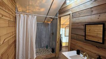 Douche, serviettes fournies, savon, papier toilette