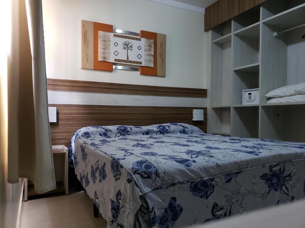Apartamento, vistas al jardín | Caja fuerte, sistema de insonorización, wifi gratis