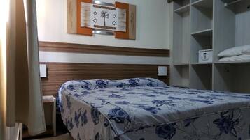 Apartamento, vistas al jardín | Caja fuerte, sistema de insonorización, wifi gratis
