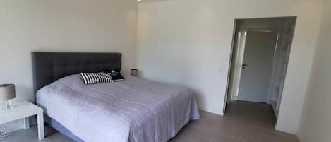 4 bedrooms, iron/ironing board, free WiFi