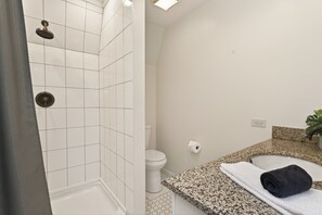 Douche, sèche-cheveux, serviettes fournies