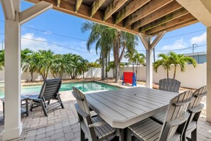 Outdoor dining - Salty Dogs by Duncan Real Estate (Holmes Beach)