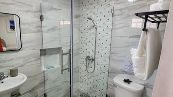 Comfort Double Room | Bathroom | Towels, soap, shampoo, toilet paper
