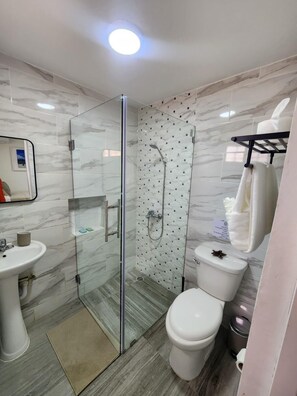 Comfort-Doppelzimmer | Badezimmer | Handtücher, Seife, Shampoo, Toilettenpapier