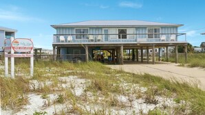 Un bâtiment situé en bord de mer, doté d’un porche couvert et d’une enseigne.