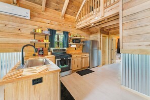 Réfrigérateur, four à micro-ondes, un four, surface de cuisson