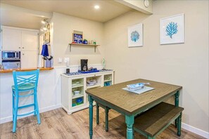 Dining - 2BR Beachfront Condo | Walk DT | Dogs OK | Unit B (Ocean Shores)