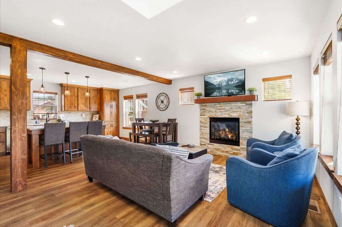 TV, fireplace