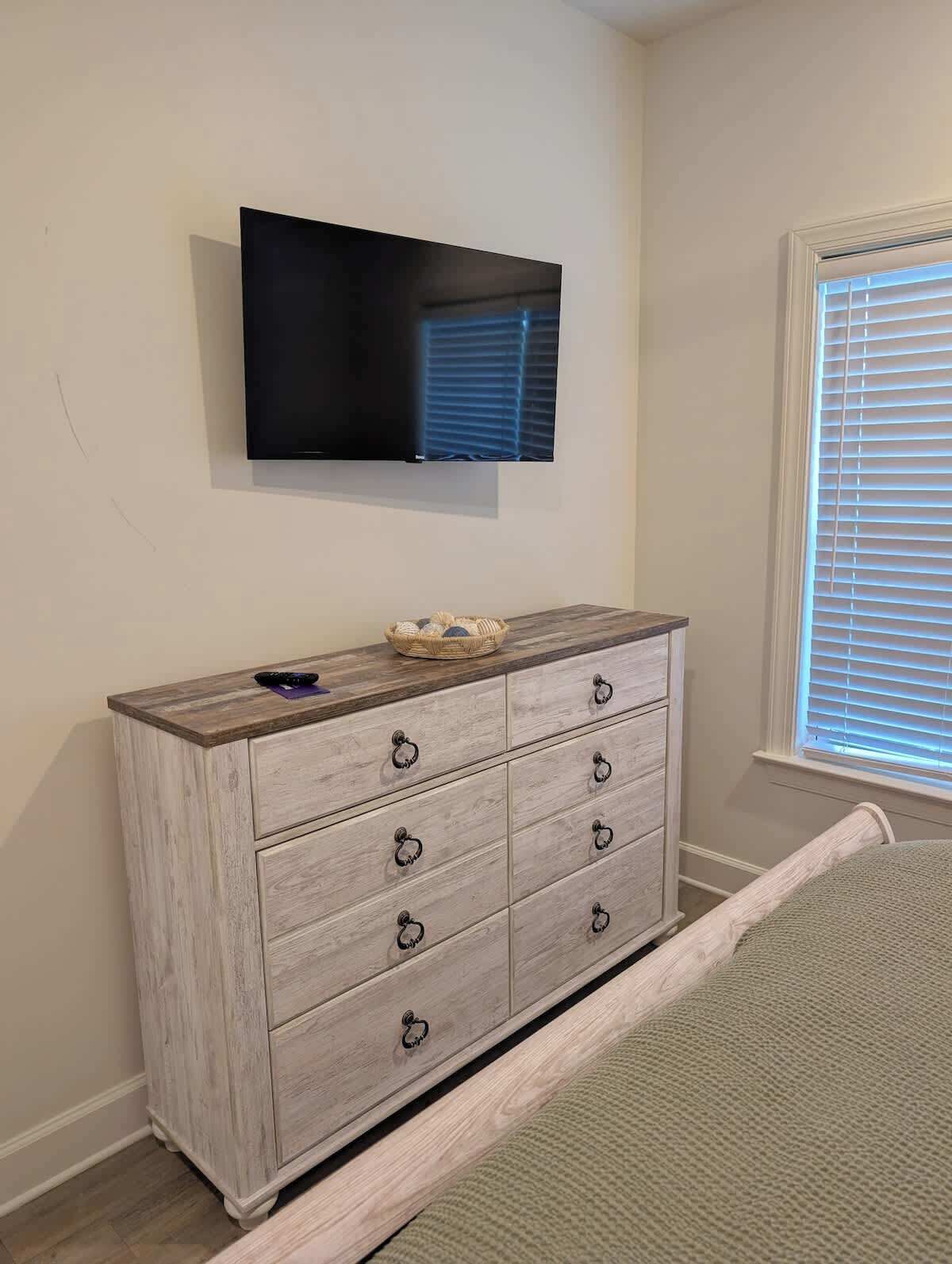 Tabla de planchar con plancha, wifi y ropa de cama 