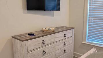 Tabla de planchar con plancha, wifi y ropa de cama
