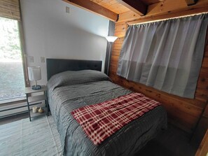 Room - FIFA travelers! Rustic 1-bedroom bungalow in Snohomish perfect for relaxing (Snohomish)