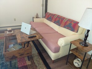 Living area - FIFA travelers! Rustic 1-bedroom bungalow in Snohomish perfect for relaxing (Snohomish)