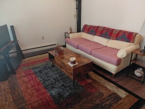 Living area - FIFA travelers! Rustic 1-bedroom bungalow in Snohomish perfect for relaxing (Snohomish)