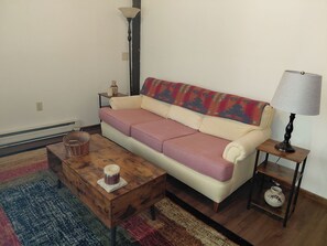 Living area - FIFA travelers! Rustic 1-bedroom bungalow in Snohomish perfect for relaxing (Snohomish)