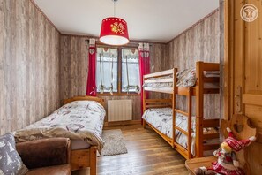 A room with two bunk beds, a radiator, a wooden wardrobe, and a plush toy. - Le Vallon 2 - VALLOIRE (VALLOIRE)