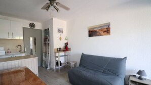 Living area - Studio Cabin with pools, parking, close to the sea and shops (LE GRAU DU ROI)