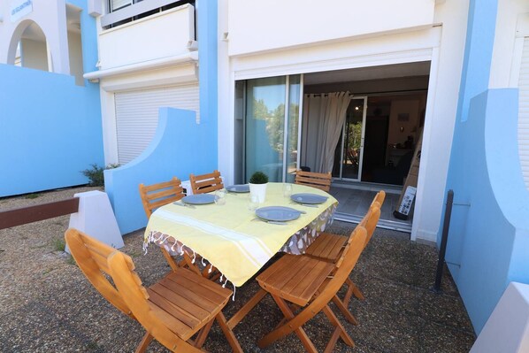Outdoor dining - Studio Cabin with pools, wifi, parking, close to the sea and shops (LE GRAU DU ROI)