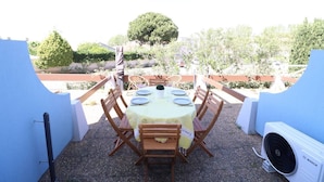 Outdoor dining - Studio Cabin with pools, parking, close to the sea and shops (LE GRAU DU ROI)