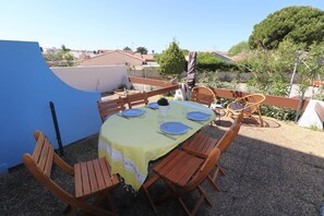 Outdoor dining - Studio Cabin with pools, wifi, parking, close to the sea and shops (LE GRAU DU ROI)