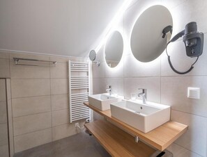 Apartment | Bathroom | Hair dryer - Water's Edge Wellness Retreat With Sauna (Workum)