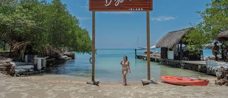 Playa privada, traslado desde/hacia la playa, camastros y sombrillas