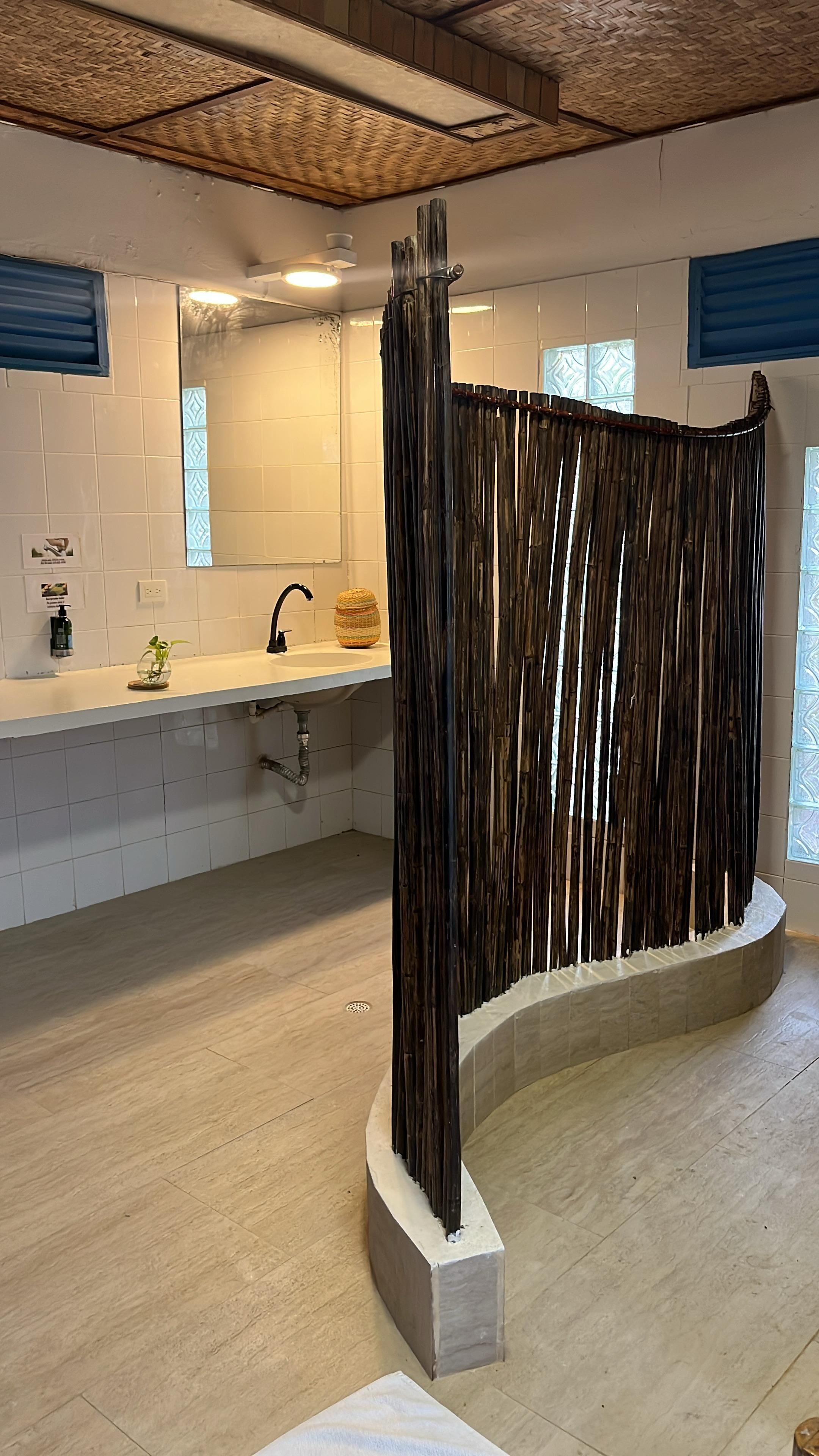 Chambre Familiale, patio, vue jardin | Salle de bain | Douche, serviettes fournies, savon, shampoing