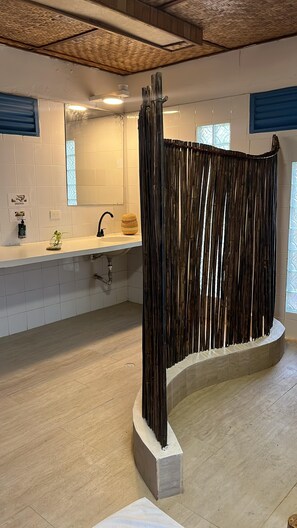 Family Room, Patio, Garden View | Bathroom | Shower, towels, soap, shampoo - Bayside Island Escape (Islas del rosario)