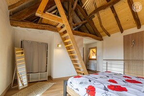 Een strijkplank/strijkijzer, reisbedje, gratis wifi, beddengoed