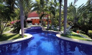 Una piscina al aire libre, una piscina climatizada