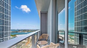 Property grounds - 501 First|High Floor Studio w/ Gym & Pool Access (Miami)