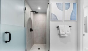 Een douche, een haardroger, shampoo